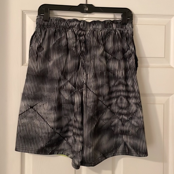 Nike shorts or swim trunks Men’s size Medium - Picture 2 of 4